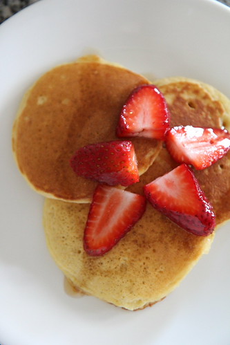 pancakes_fruit_syrup